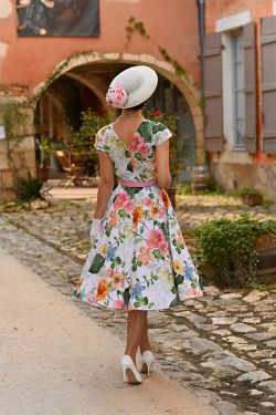Robe rockabilly à fleurs blanc années 50 femme