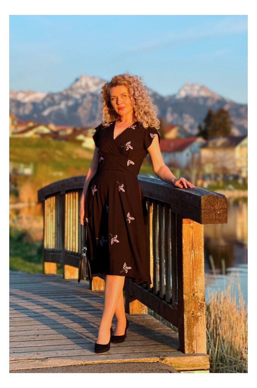 Robe vintage noire brodée de fleurs