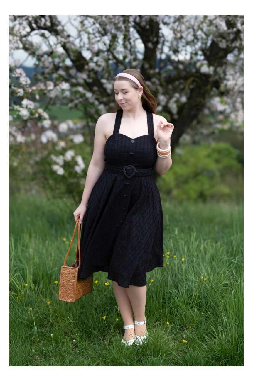 Robe pin-up noire broderie anglaise