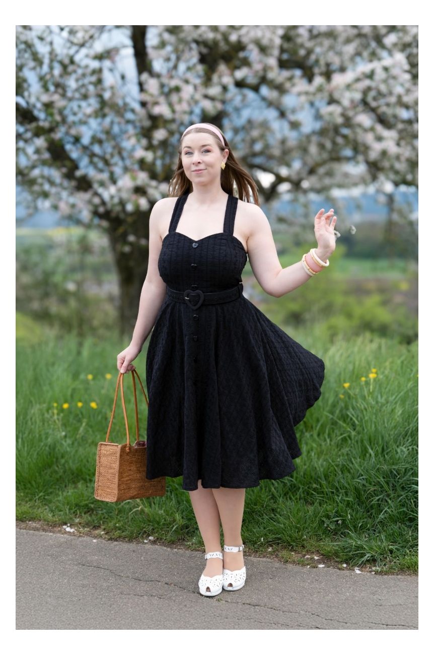 Robe pin-up noire broderie anglaise