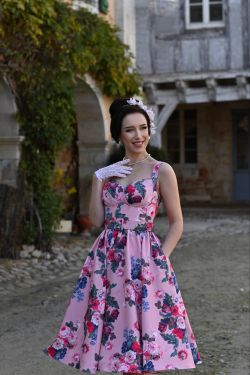 Robe rétro années 50 rose à fleurs jupe ample vue de face