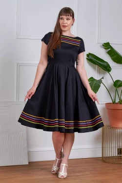 Robe noire rayures ricrac multicolores encolure bateau jupe swing pin-up