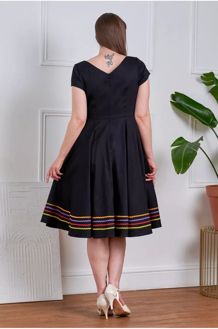 Robe vintage noire bandes ricrac jaune violet rose jupe evasee elegant