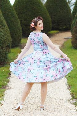 Robe vintage bleu pastel jardin fleurs roses corsage ajuste swing romantique