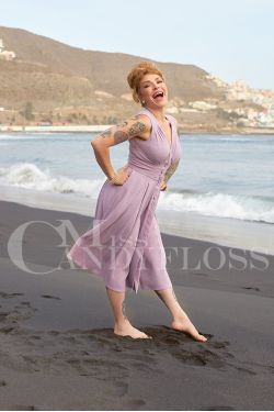 Robe vintage mauve lilas col V plisse boutons devant silhouette swing annees 50 pin-up