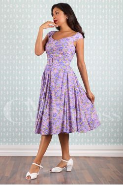 Robe Miss Candyfloss Visflo viscose fleurie lilas, silhouette pin-up années 50 vue de trois quarts