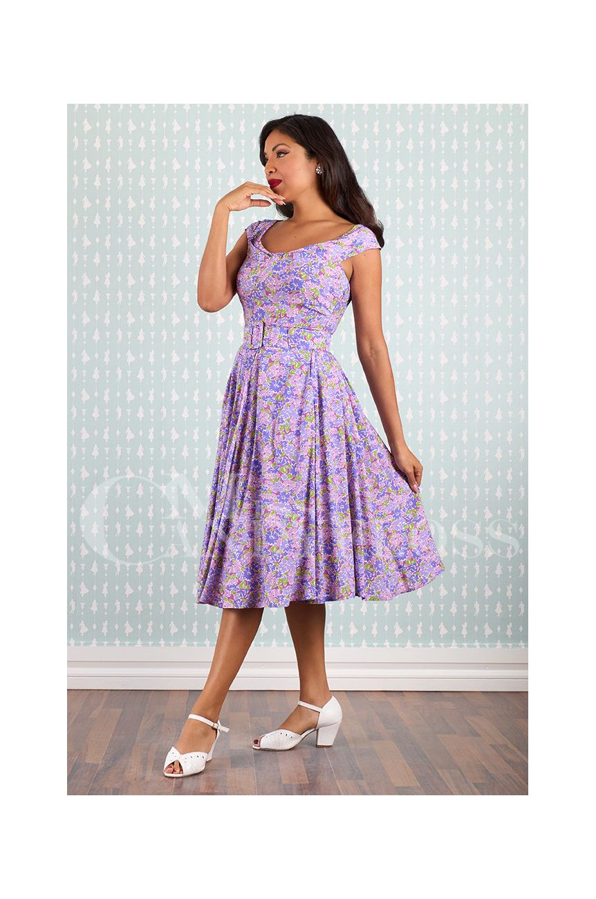 Robe Miss Candyfloss Visflo viscose fleurie lilas, silhouette pin-up années 50 vue de trois quarts