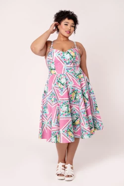 Robe vintage rose bonbon imprime foulard tropical palmiers hibiscus swing annees 50