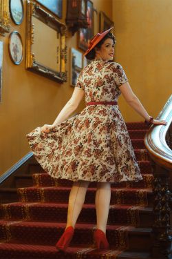 Robe vintage ecrue imprime floral roses roux bordeaux col chemise jupe swing annees 50